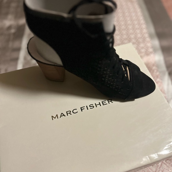 Marc Fisher Sature perforated black suede. Still in box with original packaging - Picture 4 of 4
